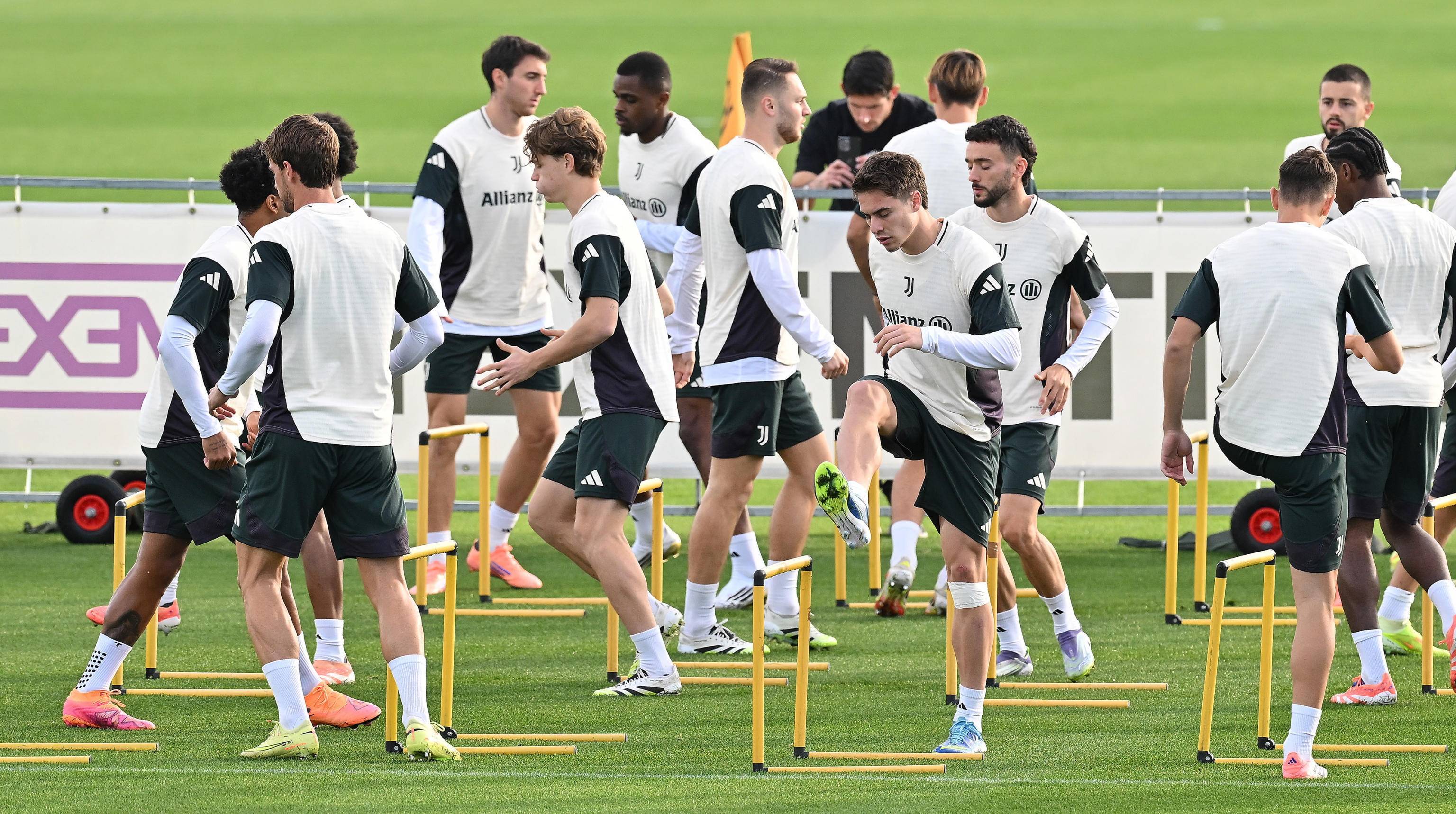 体育赛事-关于赛前体能课后；成都蓉城刷新队史纪录备战欧冠；更衣室稳定；更衣室氛围转暖的信息